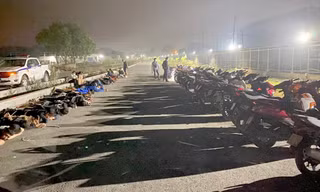 CSGT vây bắt hàng chục quái xế so kè tốc độ ở TPHCM 