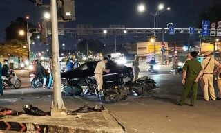 Ô tô tông 5 xe máy dừng chờ đèn đỏ ở TPHCM