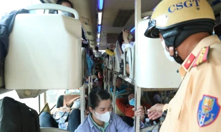 Nghẹt thở xe 40 chỗ 'nhồi' 64 người 