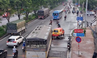 Ô tô tông liên hoàn 4 xe trước chợ đầu mối ở TPHCM, 2 người tử vong