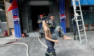 Giải cứu 7 người thoát khỏi đám cháy quán ăn ở TPHCM