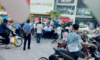 Xe ben lật đè cô gái đi xe máy, người dân xúm lại giải cứu