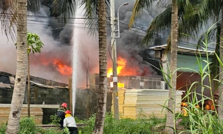 Biển lửa bao trùm xưởng mút xốp rộng hơn 1.000m2 ở TPHCM