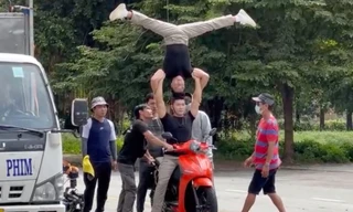 Nghệ sỹ Quốc Nghiệp mang giấy tờ trình diện công an sau clip chồng đầu đi xe máy 