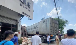 Xe container tông sập nhà dân, tài xế tử vong trong cabin
