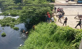 Phát hiện xe máy bí ẩn nằm dưới kênh nước đen ở TPHCM 