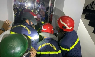 Cô gái bị mắc kẹt trong thang máy giữa đêm ở TPHCM