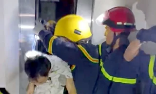 Giải cứu người nước ngoài bị kẹt trong thang máy 