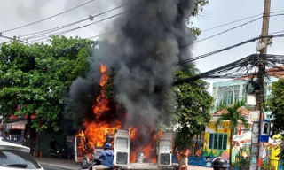 Phát hiện dấu hiệu bất thường, kiểm tra thì ô tô bất ngờ cháy ngùn ngụt