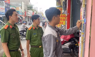 5 người làm nghề hút bể phốt dán hàng nghìn tờ quảng cáo nơi công cộng 