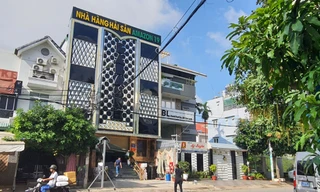 Cảnh sát 'đột kích' nhà hàng karaoke ở TPHCM