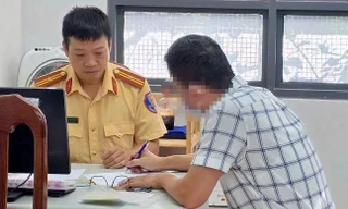 Xử phạt tài xế tự gắn đèn ưu tiên trên ô tô cá nhân 