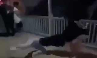 Thiếu nữ 15 tuổi bị đánh hội đồng, giật tung áo, rồi tung clip lên mạng