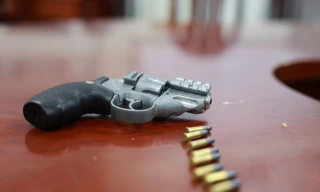 Chế tạo súng quân dụng, tập bắn trong phòng trọ để thỏa 'đam mê'