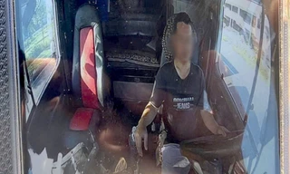 Nhiều tài xế container vừa lái xe vừa dùng điện thoại