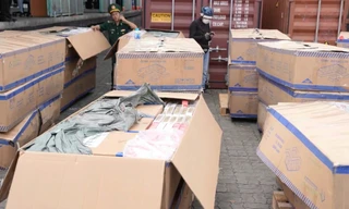 Tóm gọn 2 container thuốc lá lậu sắp xuất nước ngoài 