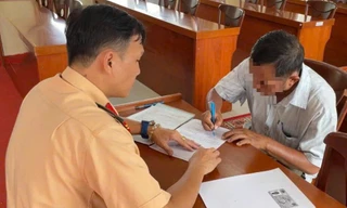 Tài xế xe ôm khai tự ý bấm đèn giao thông ở TPHCM để giải toả kẹt xe