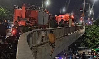 Giải cứu người đàn ông đu lan can cầu tự tử giữa đêm khuya 