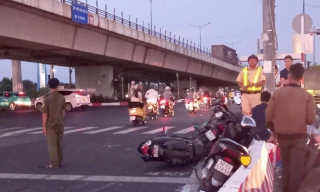 Ô tô Mercedes tông hàng loạt xe máy chờ đèn đỏ ở TPHCM 