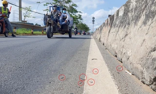 Hơn 30 phút hút được 400 mảnh đinh dày đặc 'bẫy' người đi đường quốc lộ ở TPHCM