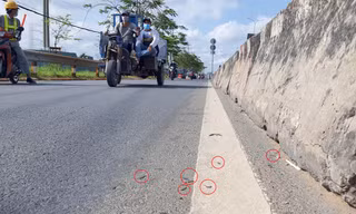 Hơn 30 phút hút được 400 mảnh đinh dày đặc 'bẫy' người đi đường quốc lộ ở TPHCM