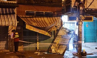 Xe máy lao vào nhà dân sau va chạm, 2 người tử vong 