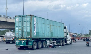 Mẹ và con gái chết thảm dưới bánh xe container ở TPHCM