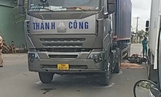 Xe máy va chạm container, 2 mẹ con tử vong