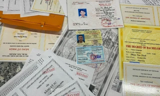 Phá đường dây vận chuyển khối lượng lớn giấy tờ giả từ Campuchia về TPHCM 