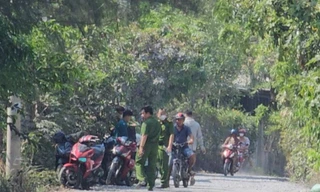 Người phụ nữ bị một đối tượng chặn xe, đâm gục giữa đường