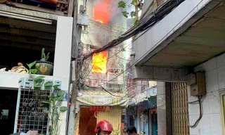 Nhà 3 tầng trong hẻm ở TPHCM bùng cháy dữ dội