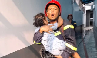 Cháy khách sạn ở TPHCM, giải cứu 6 người