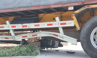 Xe máy bị xe container ‘nuốt chửng’, người đàn ông thoát chết trong gang tấc