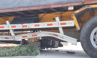 Xe máy bị xe container ‘nuốt chửng’, người đàn ông thoát chết trong gang tấc