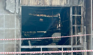 Cháy bãi rác lan vào nhà xưởng, nhà tạm ở TPHCM 