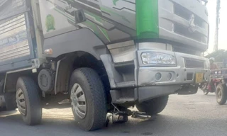 Xe tải va chạm xe đạp điện, 2 bà cháu thương vong 