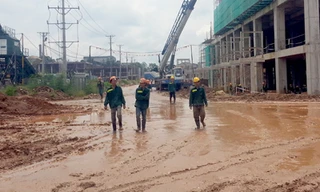 Đơn vị thi công khiếp đảm với con đường lầy lội