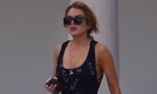 Lindsay Lohan khoe dáng 'nuột' với áo tắm gợi cảm