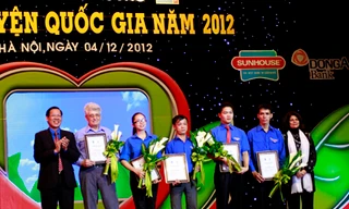 Bí thư Thường trực T.Ư Đoàn Phan Văn Mãi và bà Pratibha Mehta, Điều phối viên thường trú Liên Hợp Quốc tại Việt Nam trao giải thưởng Tình nguyện Quốc gia Việt Nam 2012 cho 5 tình nguyện viên xuất sắc nhất Ảnh: Mai Xuân Tùng