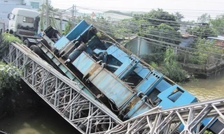 Xe tải làm gãy đôi cầu, rơi xuống sông