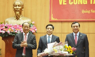 Các đồng chí Phan Việt Cường và Đinh Văn Thu trao quyết định và chúc mừng đồng chí Lê Văn Dũng. 