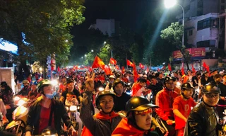 Muôn kiểu mừng chiến thắng của cổ động viên Hà Nội