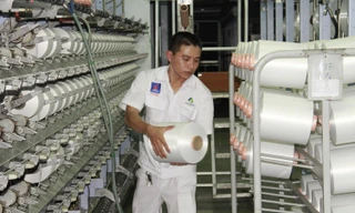 Công nhân kỹ thuật xưởng Filament - NMXS Đình Vũ đứng máy sản xuất sợi DTY 