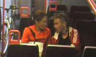 Camera an ninh trên chuyến tàu đã ghi lại hình ảnh hai người khách thực hiện hành vi khiếm nhã nơi công cộng