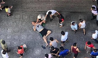 Gói bưu phẩm phát nổ khiến nhiều người bị thương 