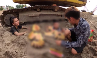 Con trai 'Bà Tân Vlog' bị chỉ trích vì dùng nhang và vàng mã cúng hai em để câu view