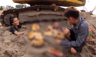 Con trai 'Bà Tân Vlog' bị chỉ trích vì dùng nhang và vàng mã cúng hai em để câu view