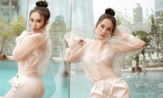 Angela Phương Trinh khoe đường cong cơ thể qua áo sơ mi trong suốt