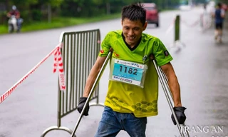 Chàng trai chống nạng chinh phục 10 km giải marathon