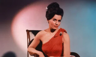 'Bond girl' đầu tiên qua đời ở tuổi 90 và chưa rõ lí do qua đời